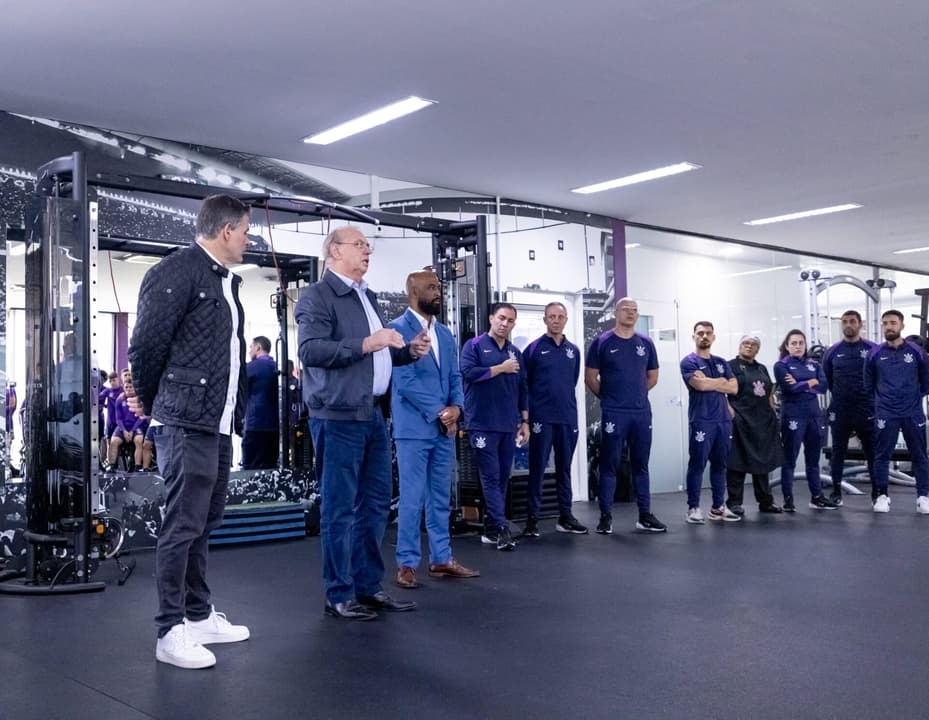Presidente Osmar Stabile e o vice-presidente Armando Mendonça durante encontro com o elenco (Foto: Rodrigo Coca/Agência Corinthians)