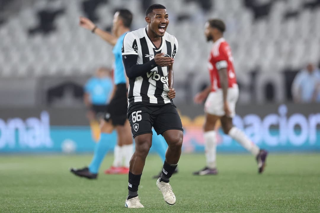 Cuiabano comemora golaço diante do Internacional
