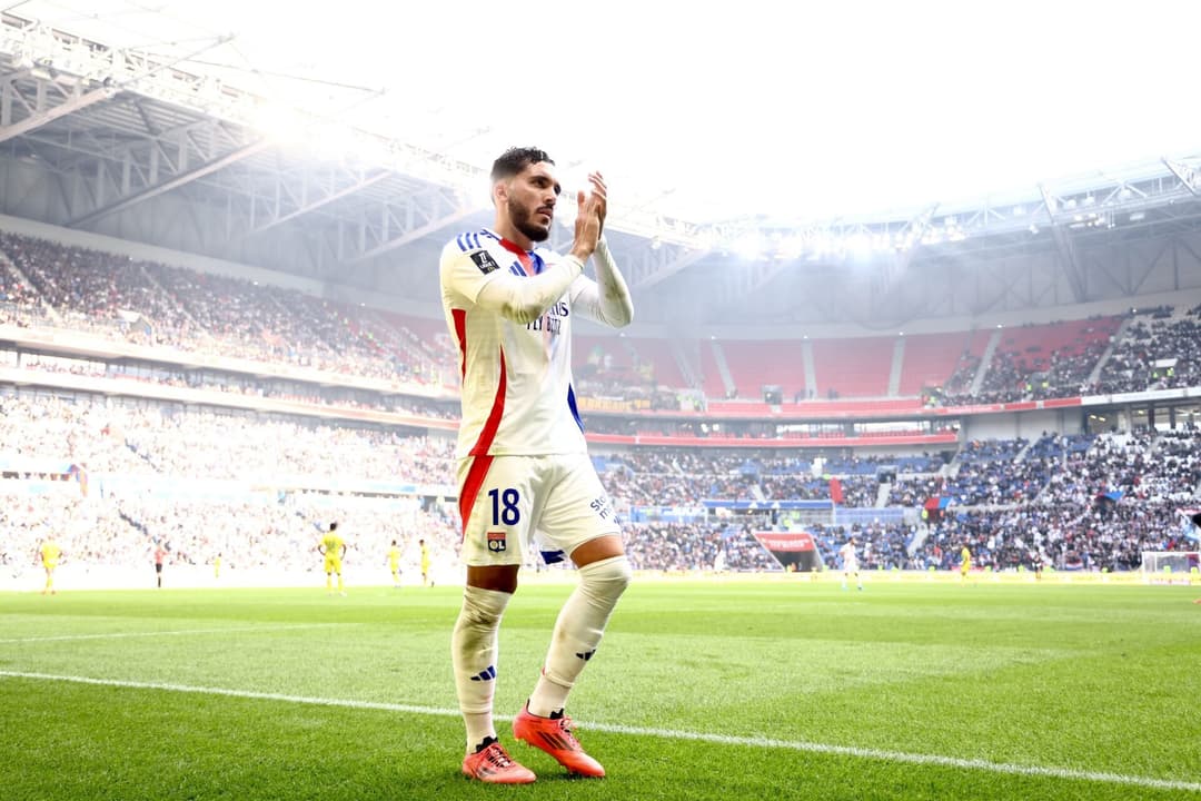 Rayan Cherki, alvo do Manchester City para o Mundial, pelo Lyon (Foto: Reprodução/Ligue 1)