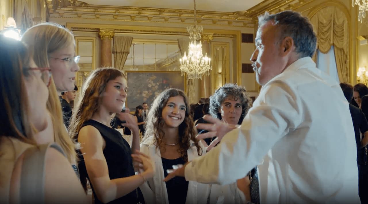 Luis Enrique ao lado de amigas da falecida filha (Foto: Reprodução)