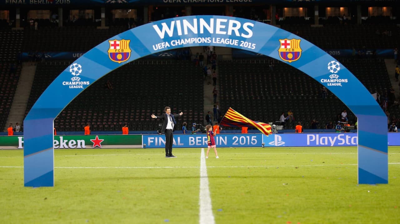 Luis Henrique e sua já falecida filha, Xana, no meio do gramado do Olímpico de Berlim após o Barcelona vencer a Champions League em 2015 (Foto: UEFA)