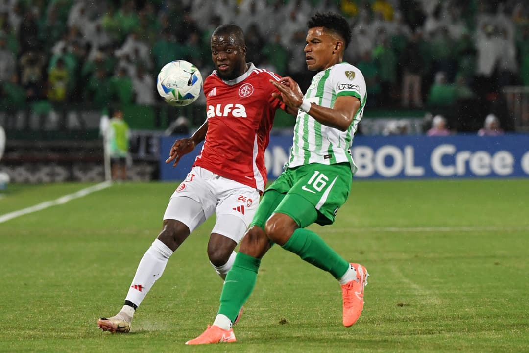 Enner Valencia em ação no jogo do Internacional contra o Atlético Nacional (Foto: Jaime Saldarriaga / AFP)