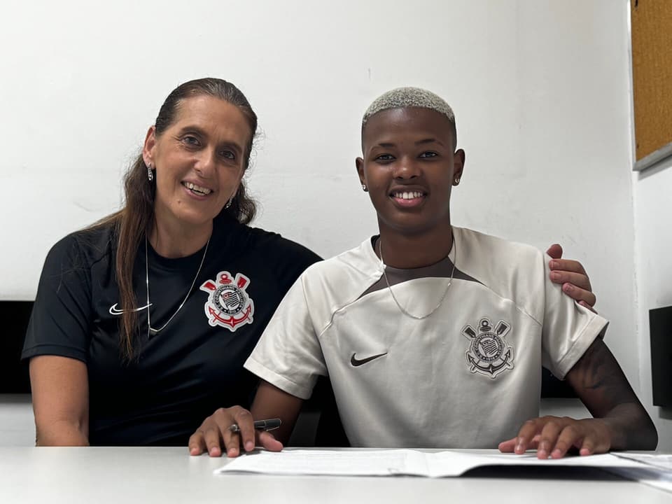 Jhonson assinou o primeiro contrato profissional com o Corinthians. (Foto: Corinthians/Divulgação)