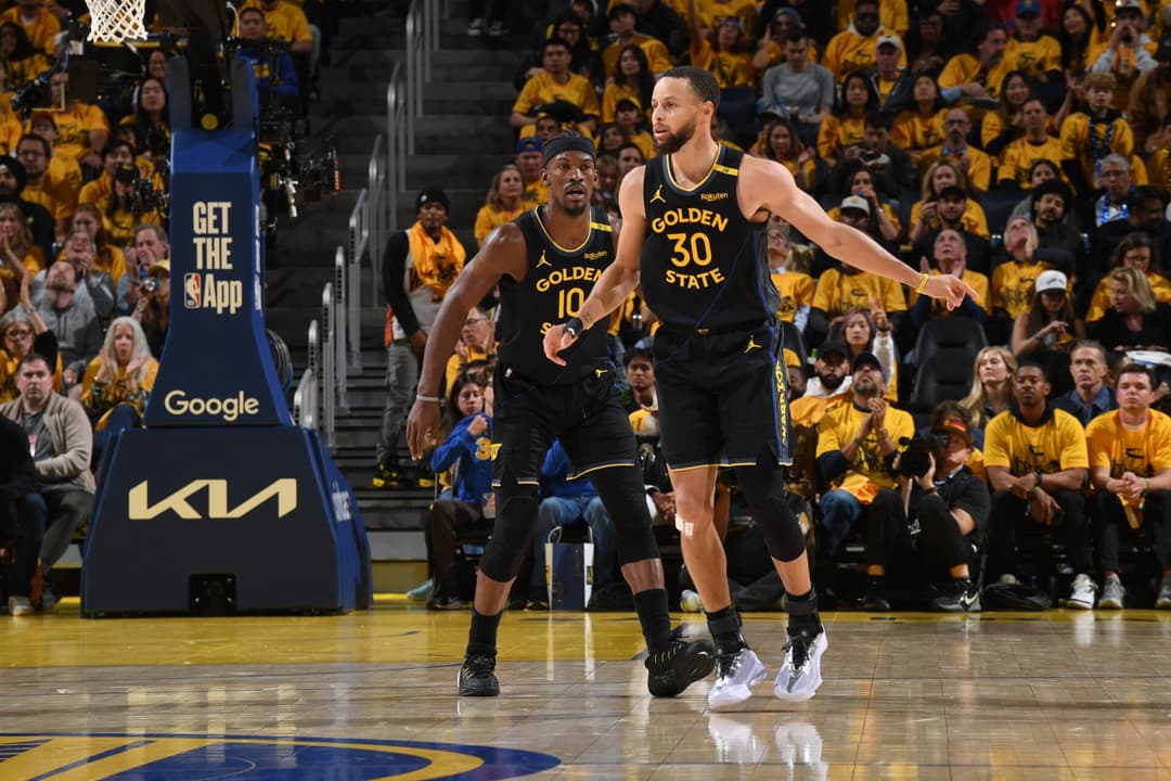 Jimmy Butler e Stephen Curry em jogo entre Warriors e Rockets pelos playoffs da NBA (Foto: Noah Graham/NBAE via Getty Images/AFP)