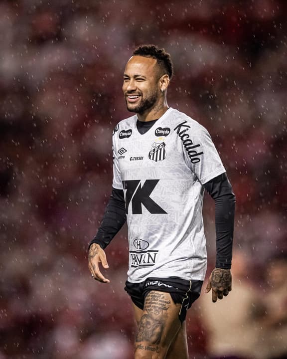 Neymar no aquecimento para o jogo contra o CRB