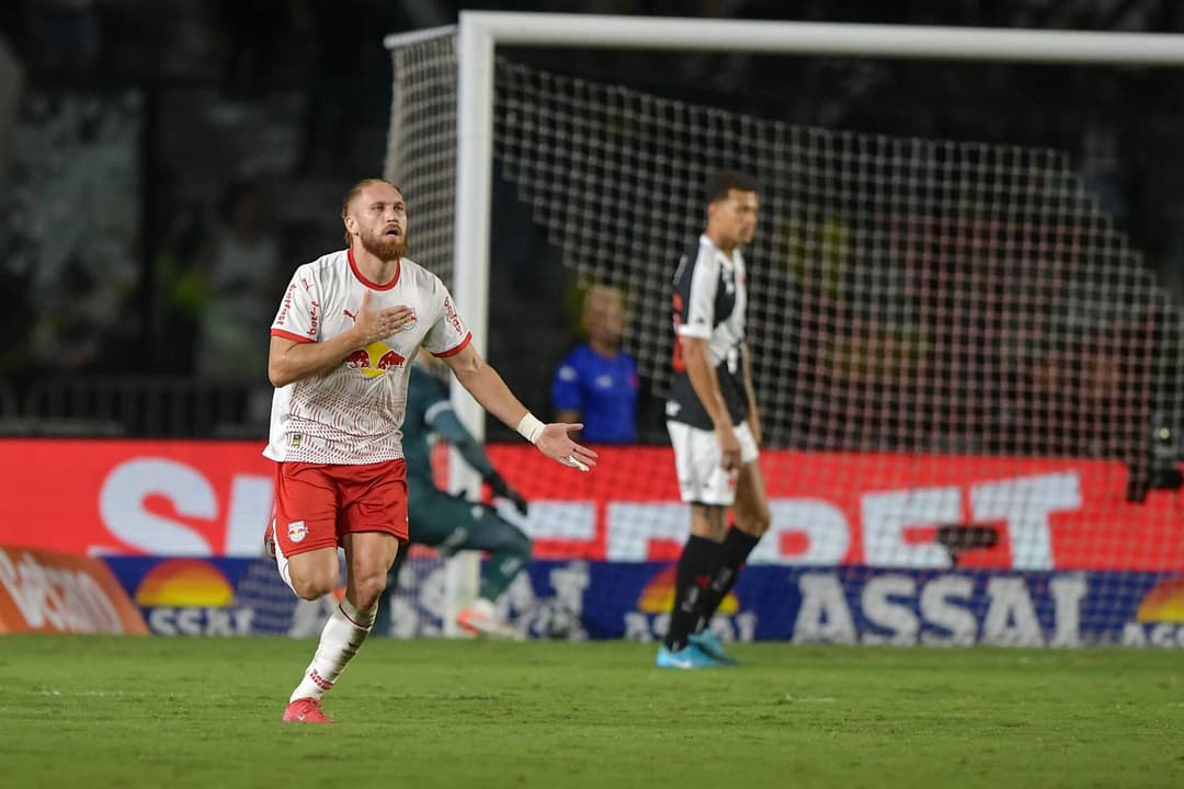 Isidro Pitta, do Bragantino, comemora seu gol contra o Vasco em São Januário pelo Brasileirão