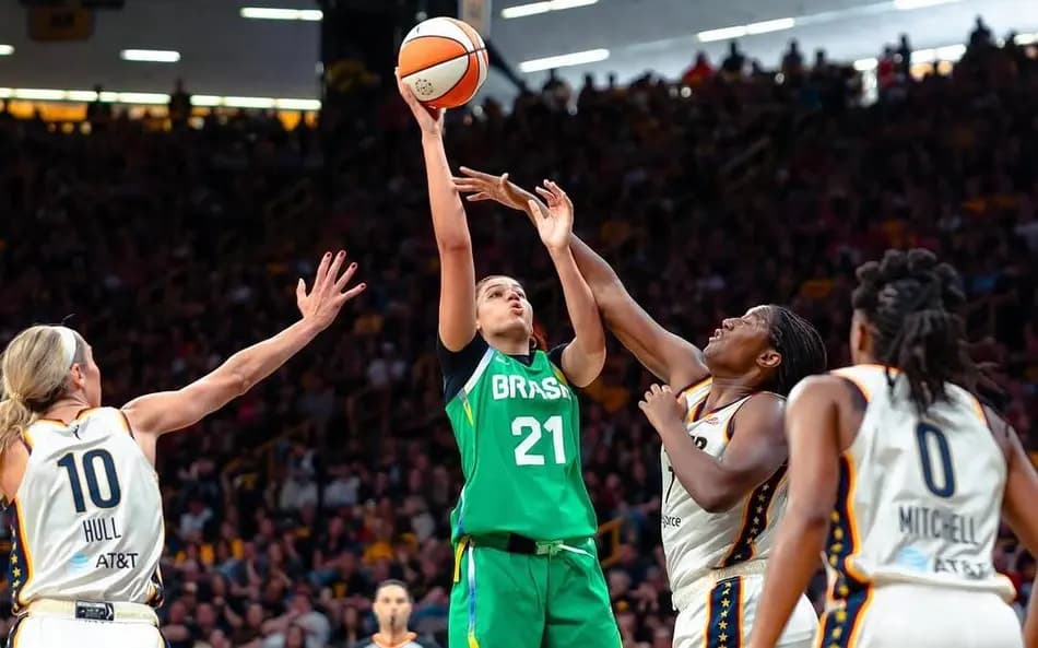 Manu Alves em ação pelo Brasil no confronto contra o Indiana Fever (Foto: Reprodução/CBB)