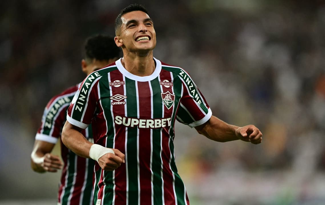 Kevin Serna comemora seu gol no jogo do Fluminense contra o Once Caldas no Maracanã