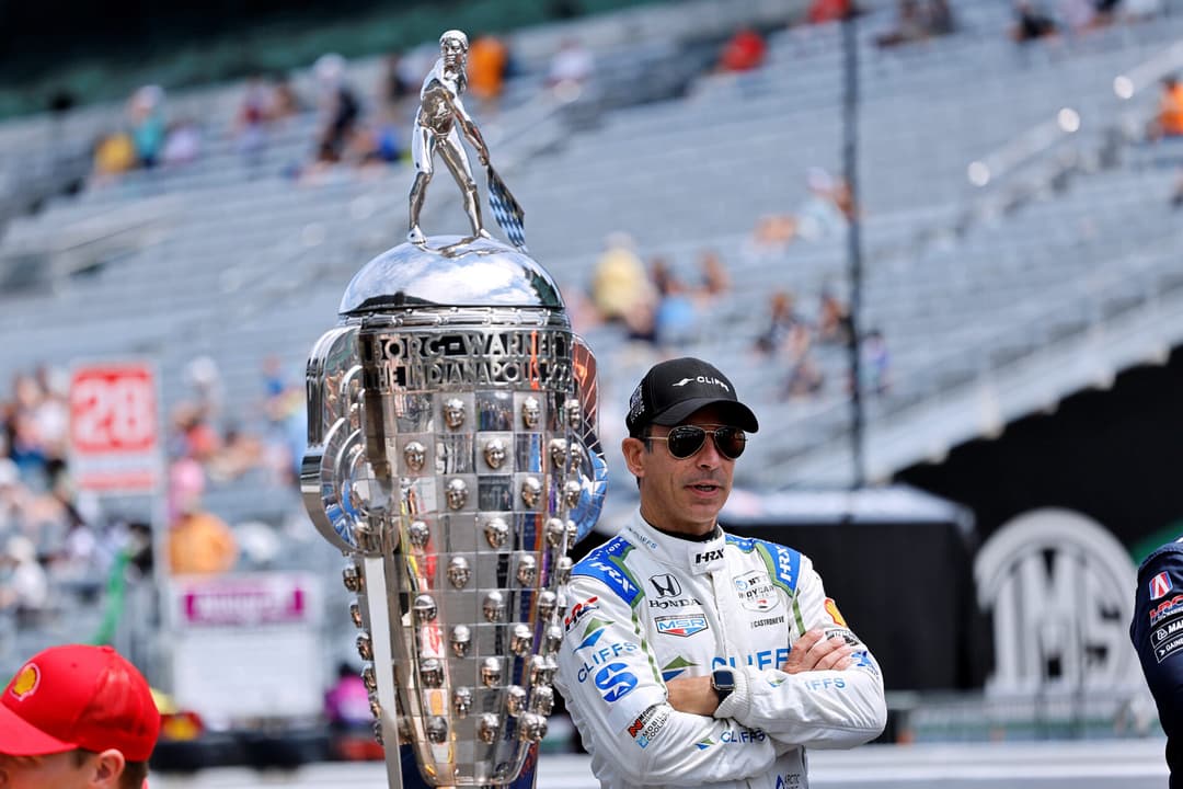 Helio Castroneves ao lado do troféu das 500 milhas (Foto: Penske Entertainment Company)