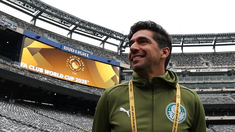 Palmeiras e Porto-POR se enfrentam pela primeira vez na história; Abel Ferreira fez o reconhecimento do gramado com o elenco no último sábado (14). (Foto: Cesar Greco/Palmeiras)