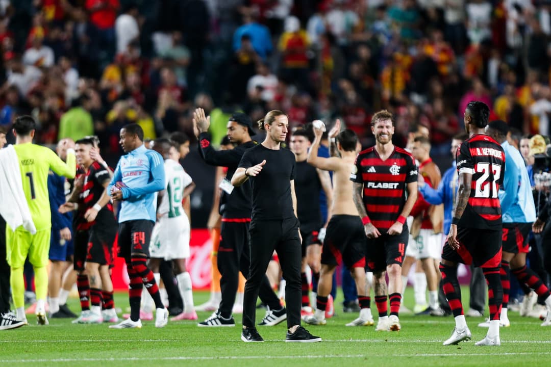 Filipe Luís cumprimenta jogadores do Flamengo após vitória contra o Espérance (Foto: Gilvan de Souza / Flamengo)