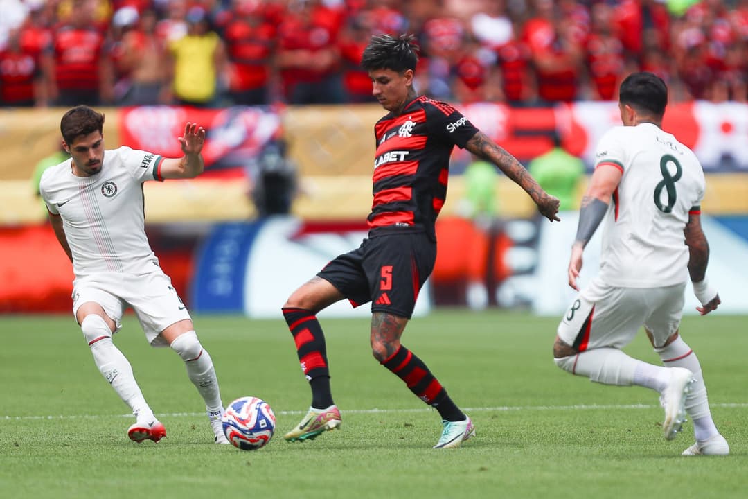Pulgar em ação contra o Chelsea (Foto: Gilvan de Souza/Flamengo)