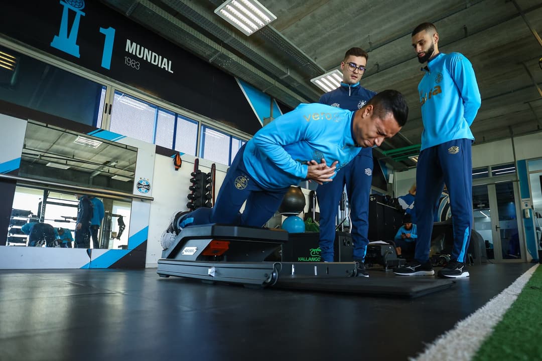 Elenco do Grêmio fazendo testes físicos (FOTO: LUCAS UEBEL/GREMIO FBPA)
