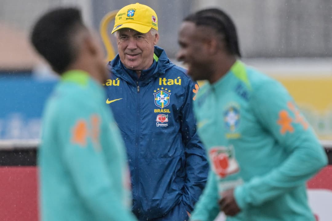Ancelotti no treino da Seleção (Foto: Nelson ALMEIDA / AFP)