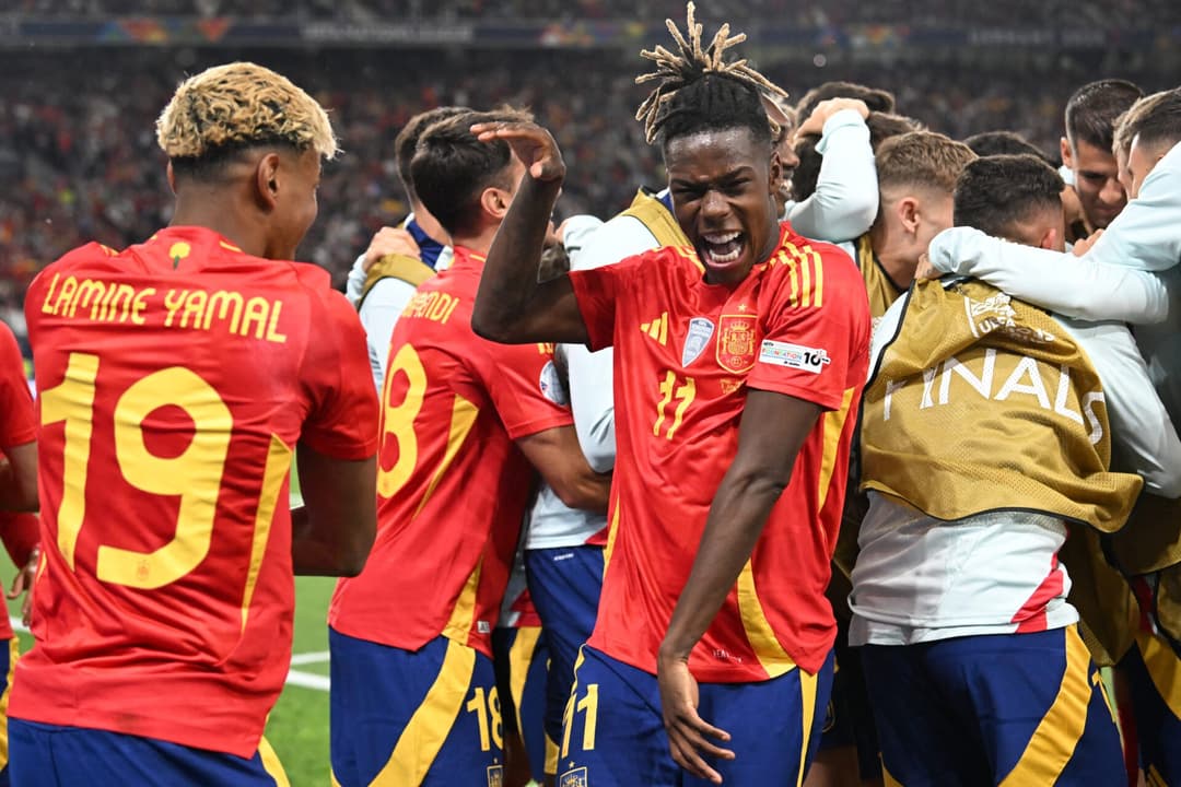 Espanha comemora gol contra a França (Gol: THOMAS KIENZLE / AFP)