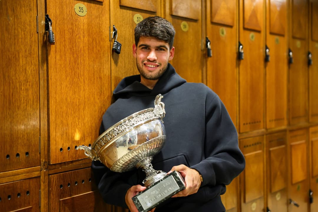O espanhol Carlos Alcaraz com o segundo título de Roland Garros (Foto: AFP / FRENCH TENNIS FEDERATION - FFT/ CLEMENT MAHOUDEAU)
