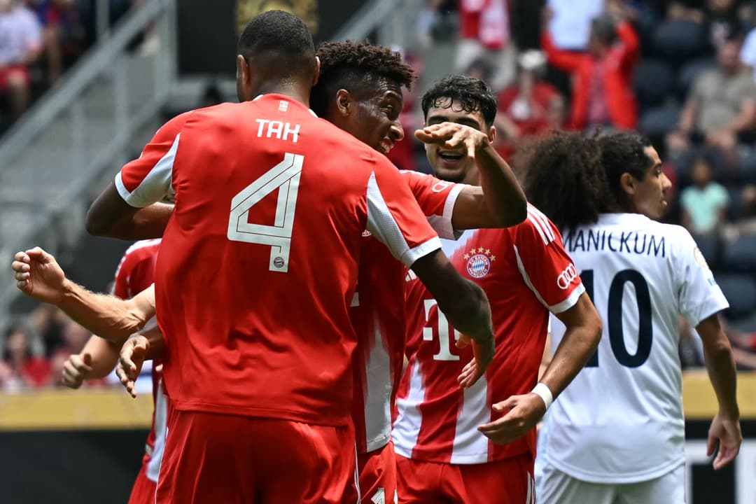 Coman comemora gol do Bayern contra o Auckland (Foto: Paul ELLIS / AFP)