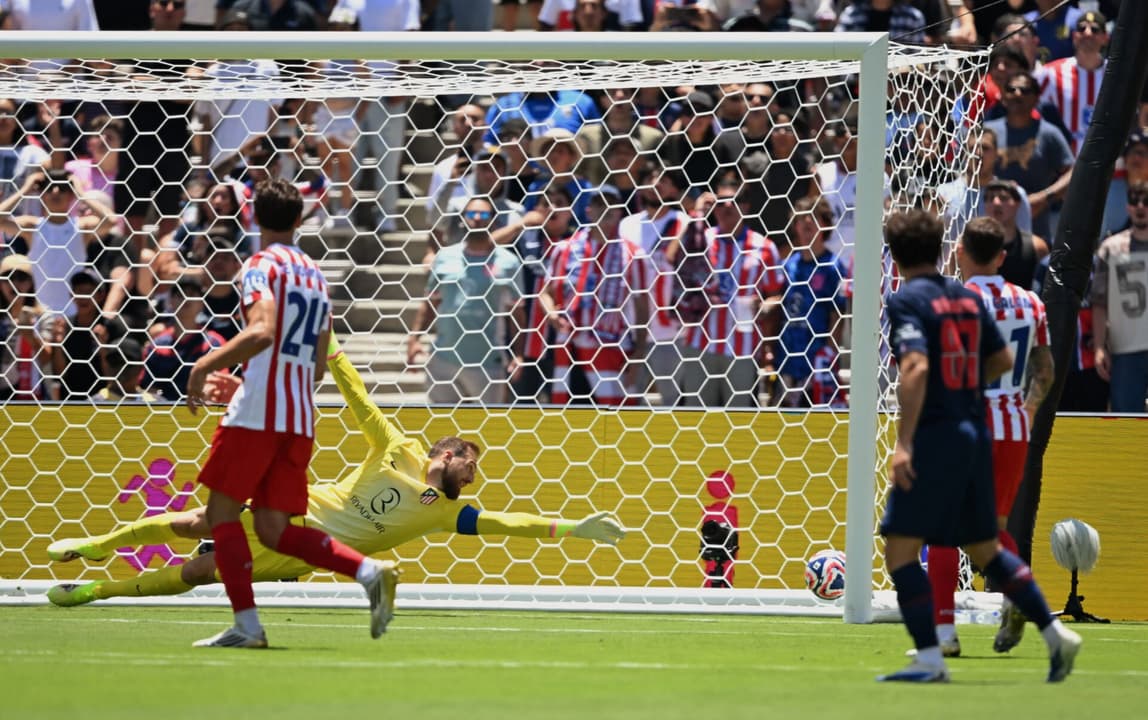 Goleiro Oblak, do Atlético de Madrid, não alcança bola em chute de Fabián Ruiz, do PSG (Foto: Patrick T. Fallon/AFP)