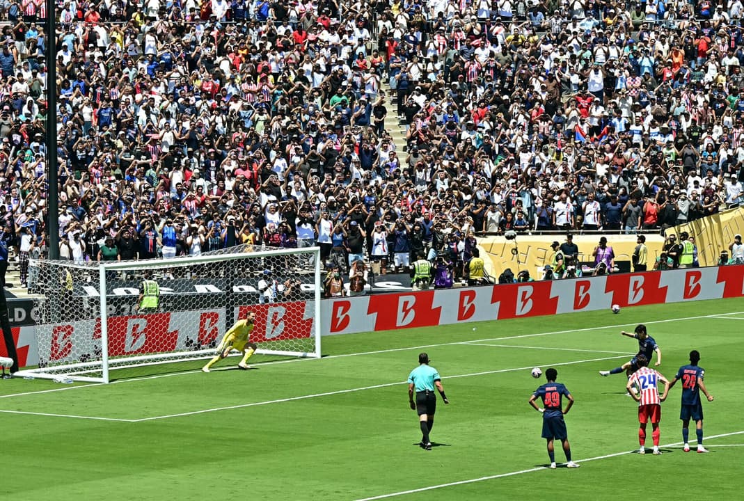 Atacante sul-coreano Lee faz, de pênalti, quarto gol do PSG sobre o Atlético de Madrid (Foto: Frederic J. Brown/AFP)