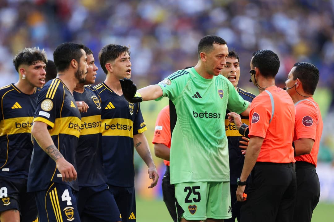 Jogadores do Boca Juniors pressionam árbitro no Mundial de Clubes (Foto: Megan Briggs / GETTY IMAGES NORTH AMERICA / Getty Images via AFP)