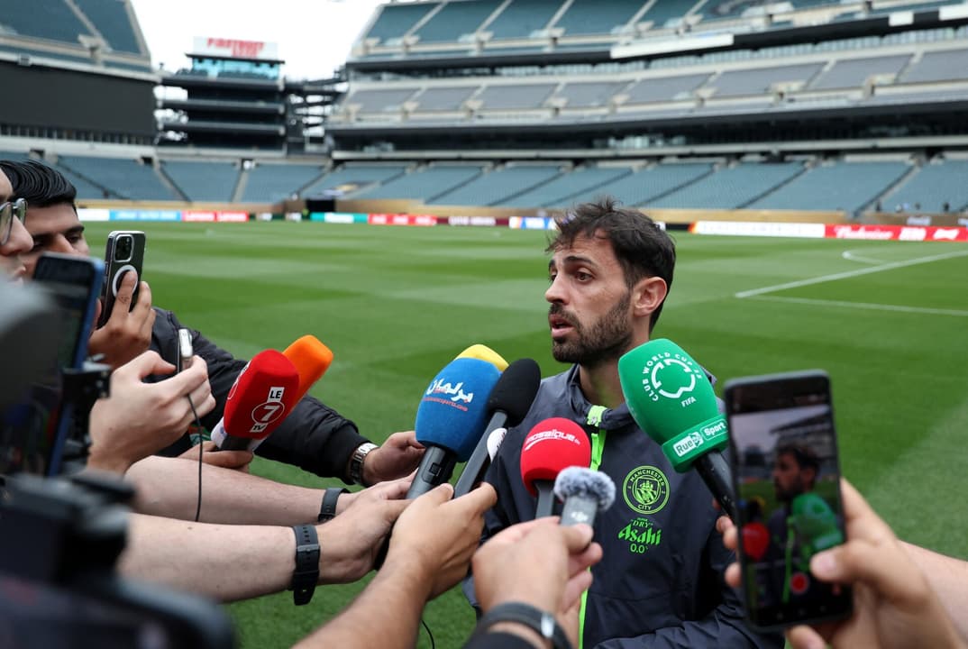 Bernardo Silva em entrevista pós-treino nos EUA (Foto: Franck Fife/AFP)