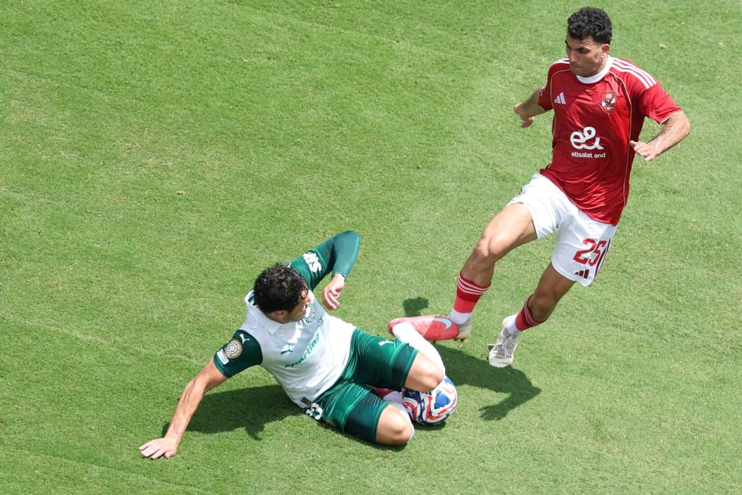 Veiga protagonizou lance polêmico em Palmeiras x Al-Ahly (Foto: CHARLY TRIBALLEAU / AFP)