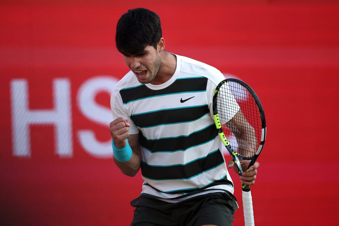 O espanhol Carlos Alcaraz comemora o match point após derrotar o espanhol Jaume Munar nas oitavas de final do torneio de simples masculino de tênis no Campeonato de Tênis HSBC ATP, no Queen's Club, no oeste de Londres, em 19 de junho de 2025. (Foto de HENRY NICHOLLS / AFP)