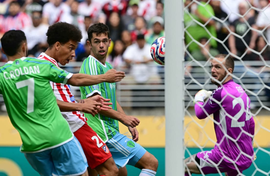 O belga Witsel marca o segundo gol do Atlético de Madrid contra o Seattle Sounders (Foto: Pablo Porciuncula/AFP)