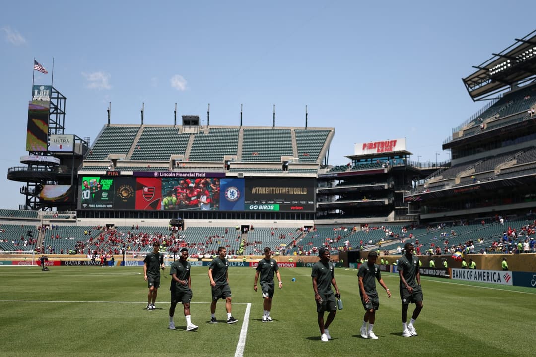 Jogadores do Chelsea chegam para o duelo contra o Flamengo no Mundial