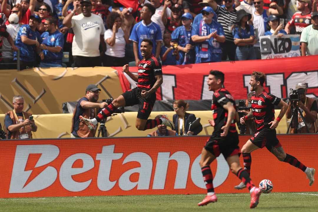 Danilo comemora gol do Flamengo contra o Chelsea