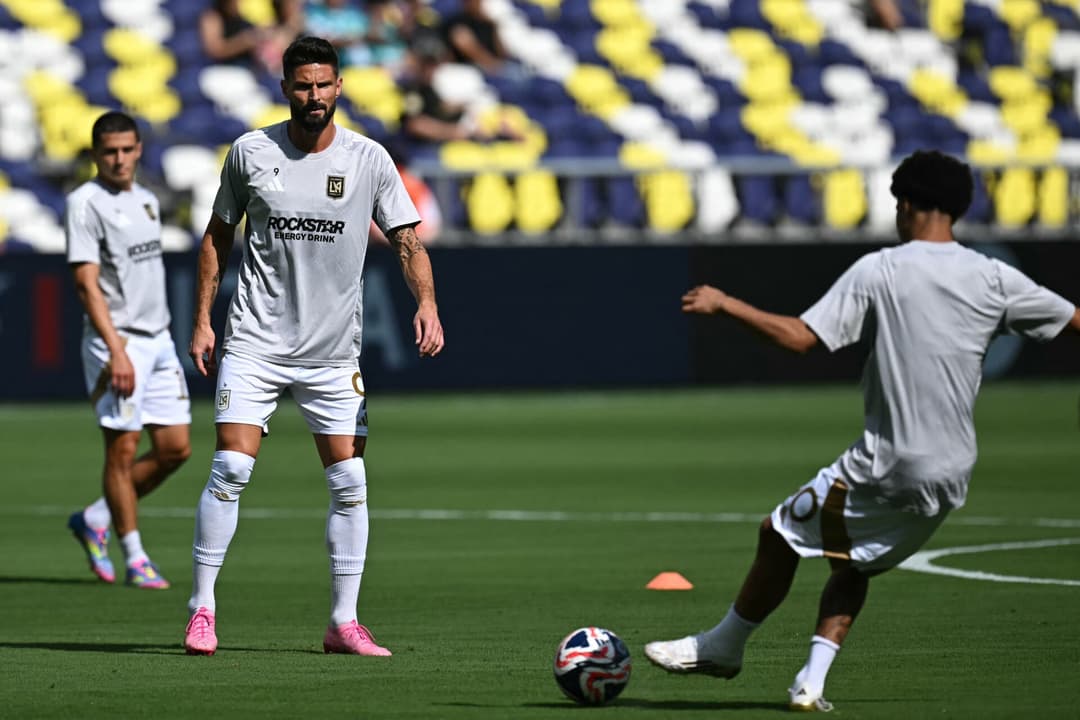 Giroud antes de Los Angeles FC x Espérance (Foto: Paul ELLIS / AFP)
