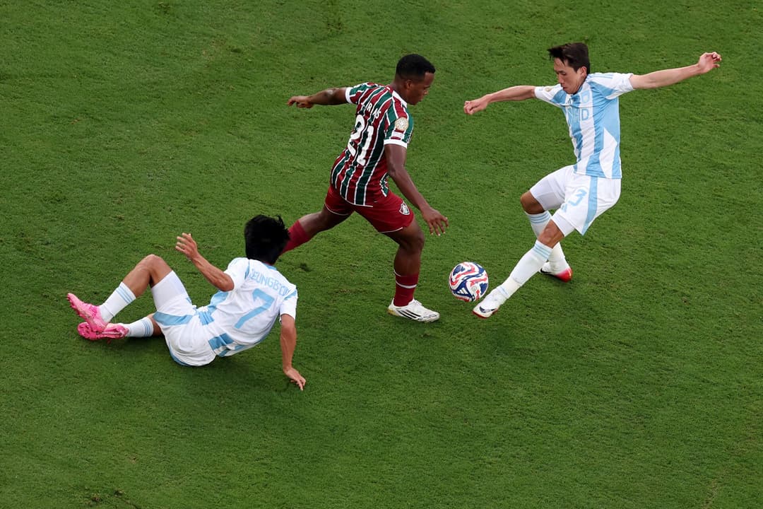 Jhon Arias em ação no duelo entre Fluminense e Ulsan HD (Foto: Al Bello/AFP)