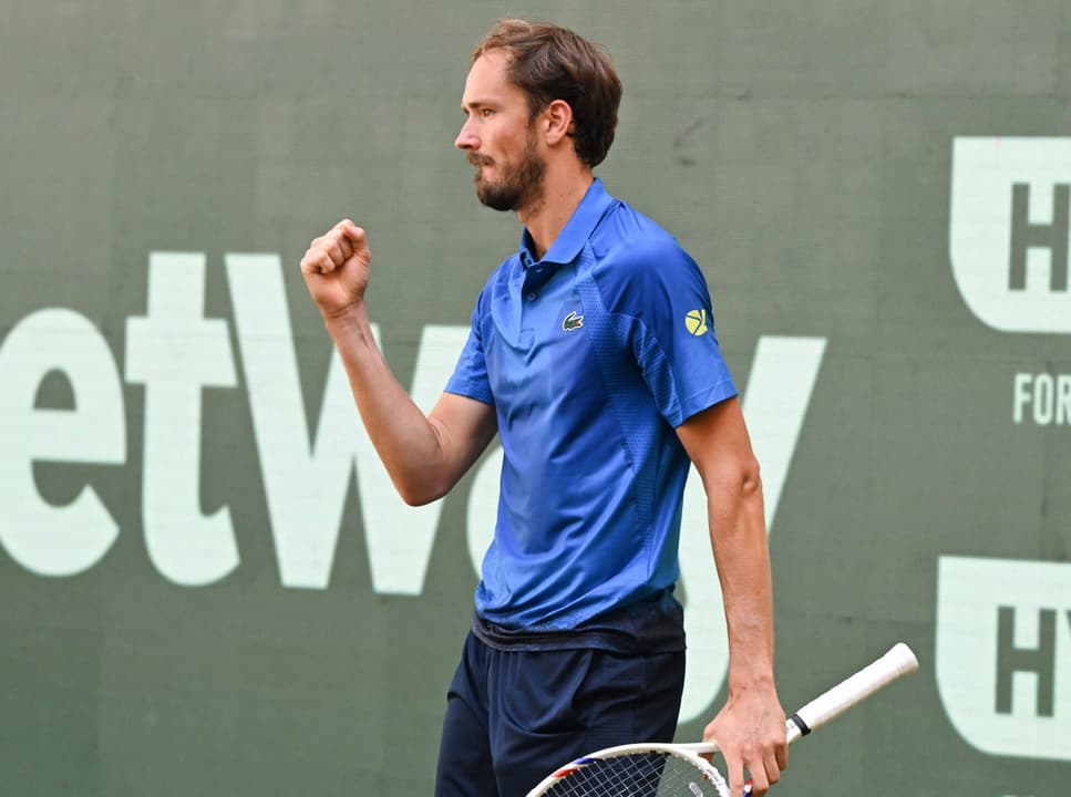 Daniil Medvedev venceu 12 dos primeiros 19 duelos contra Zverev (Foto: CARMEN JASPERSEN / AFP)