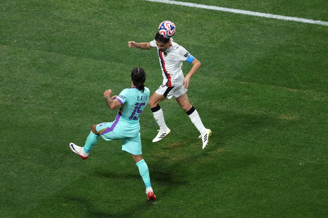 Erik em disputa de bola com Bernardo Silva em Manchester City x Al Ain