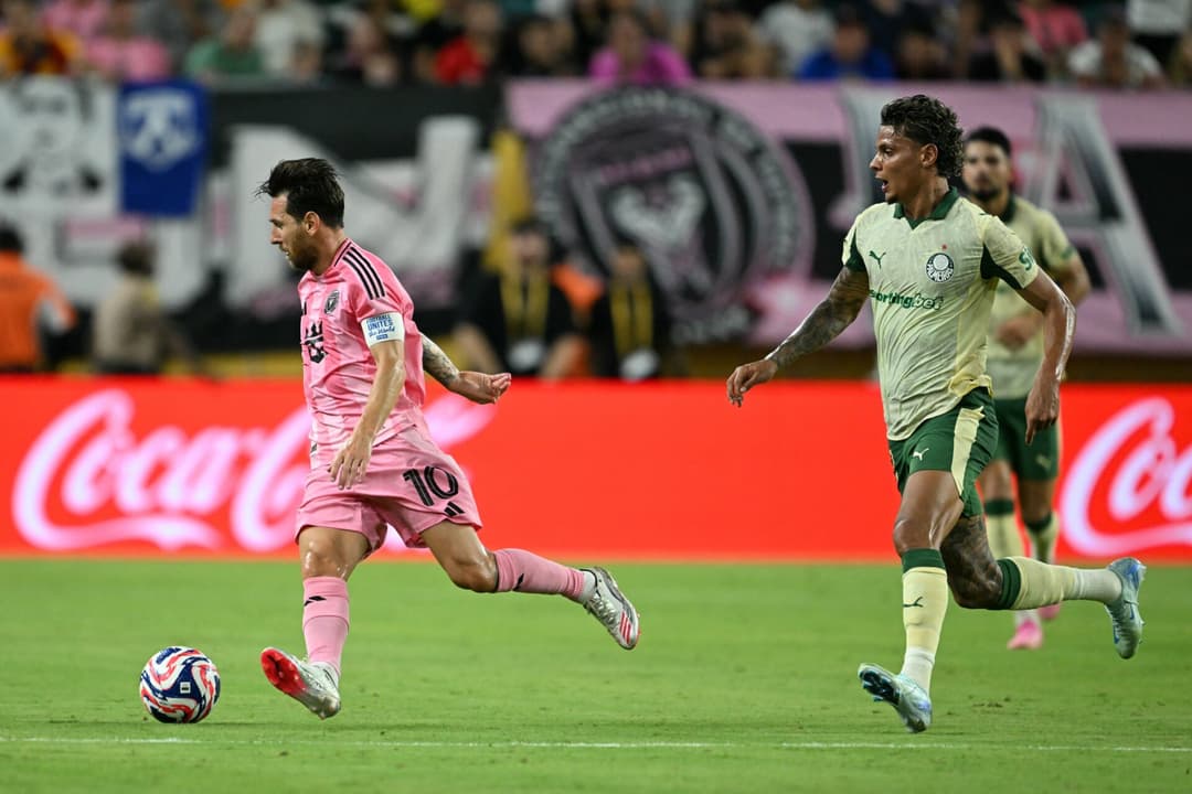 Messi em ação no empate do Inter Miami com o Palmeiras no Mundial de Clubes (Foto: CHANDAN KHANNA / AFP)