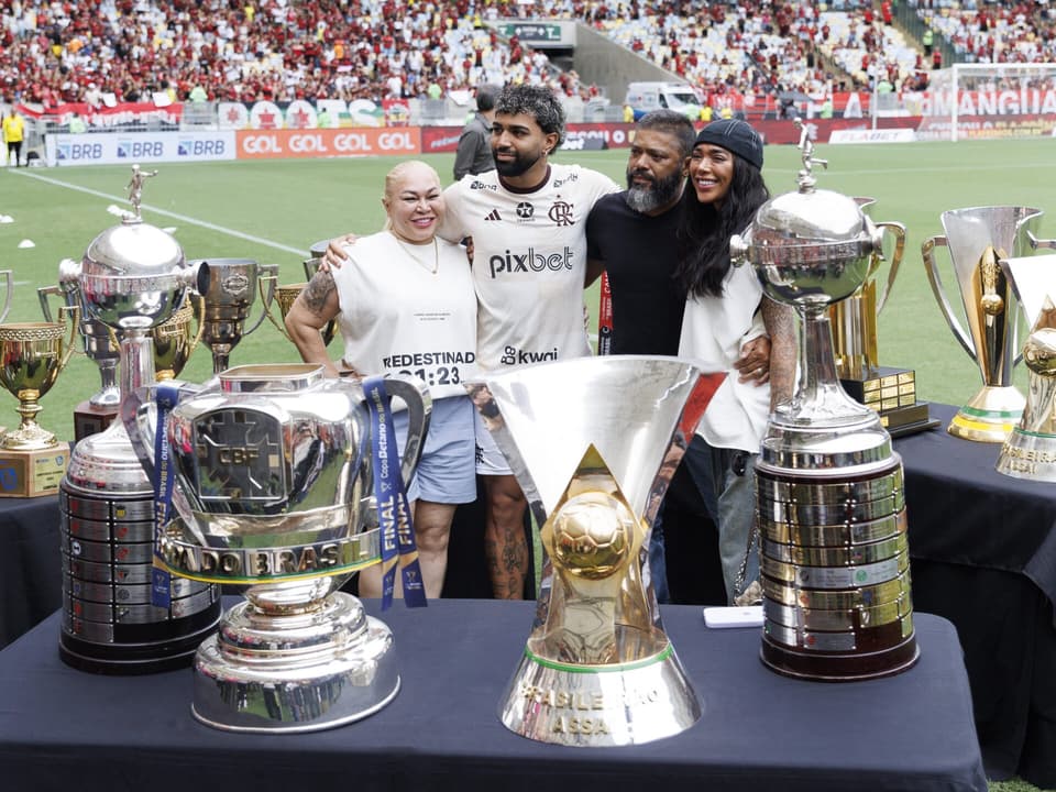 Gabigol ao lado das taças em jogo de despedida do Flamengo (Foto: Andre Mourao/AGIF)