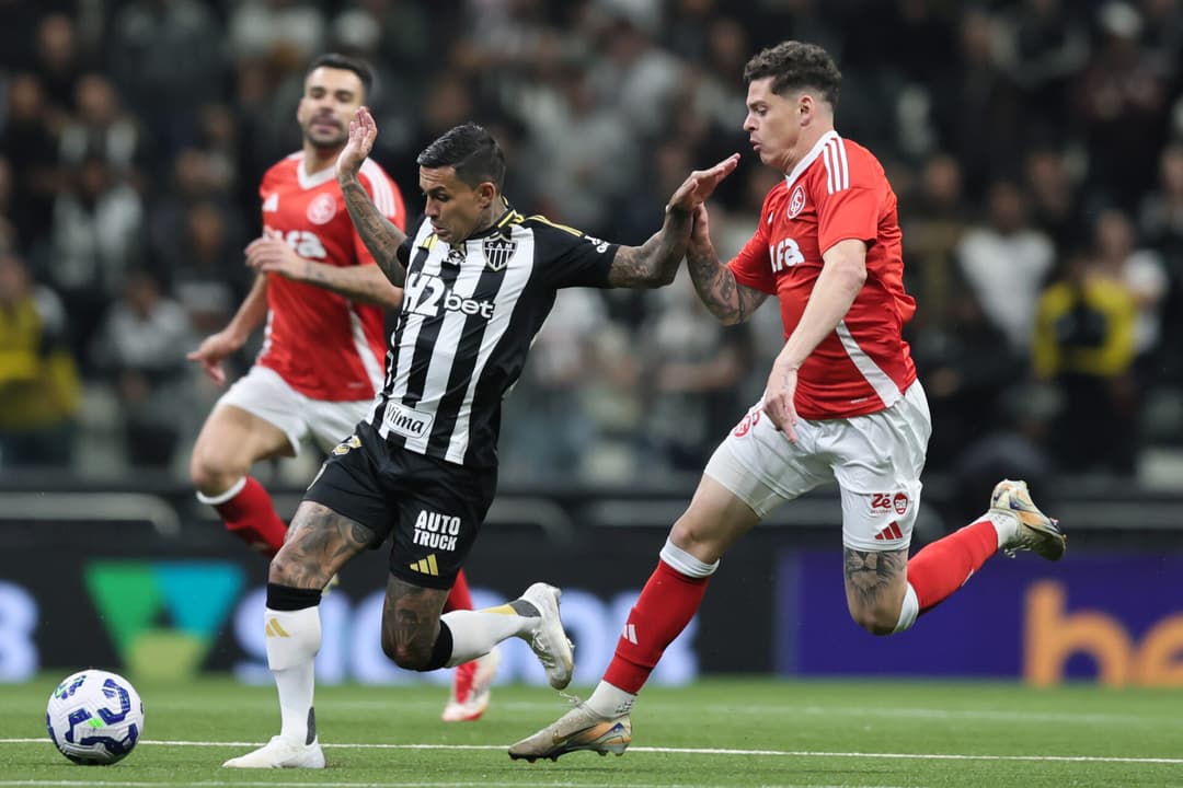 Dudu, do Atlético-MG, e Ronaldo, do Internacional