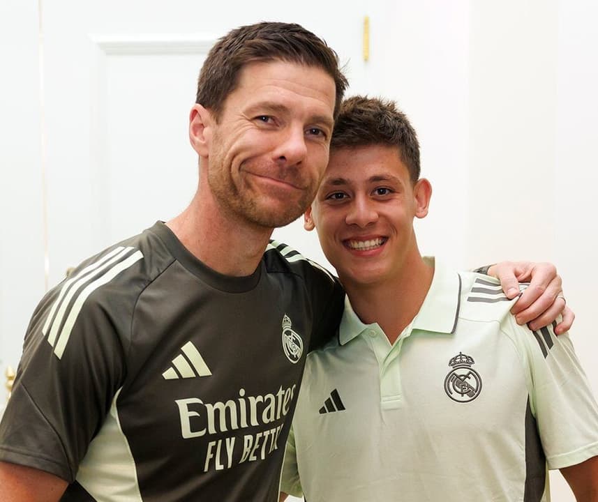 Arda Güler com Xabi Alonso na reapresentação ao Real Madrid para o Mundial de Clubes