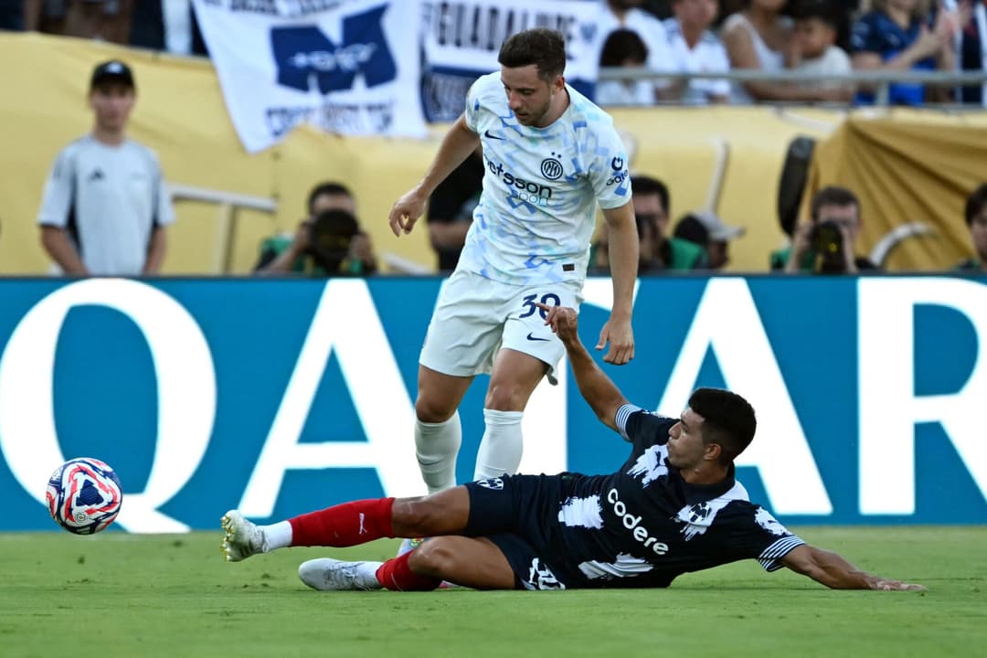 Carlos Augusto na partida entre Monterrey e Inter de Milão, pelo Mundial de Clubes (Foto: Yuri Cortez/AFP)