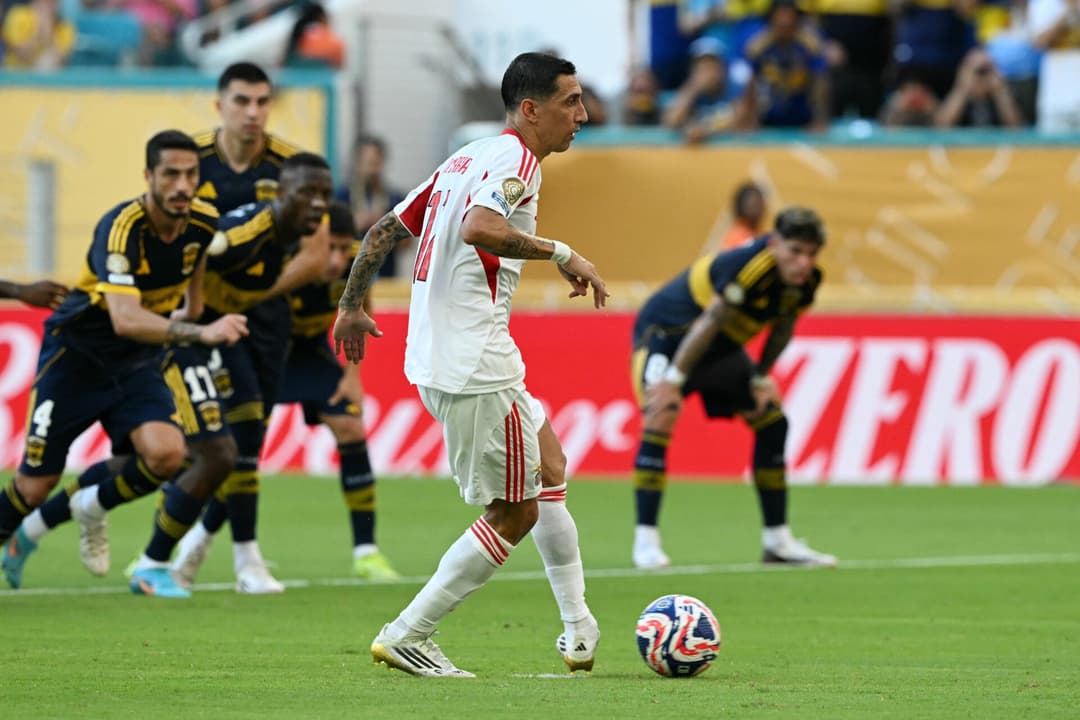 Di Maria convertendo o pênalti para o Benfica contra o Boca Juniors, em jogo válido pelo Mundial de Clubes (Foto: Chandan Khanna/AFP)