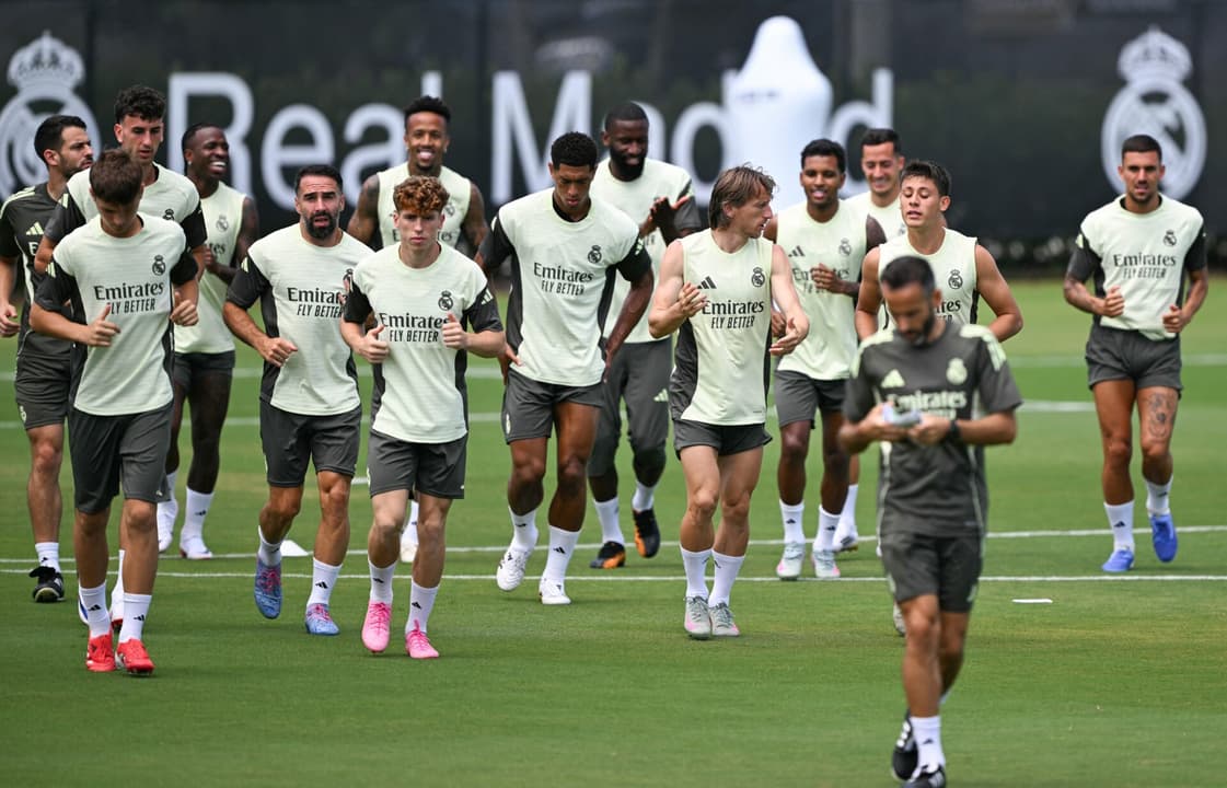 Elenco do Real Madrid durante treino visando a estreia no Mundial de Clubes