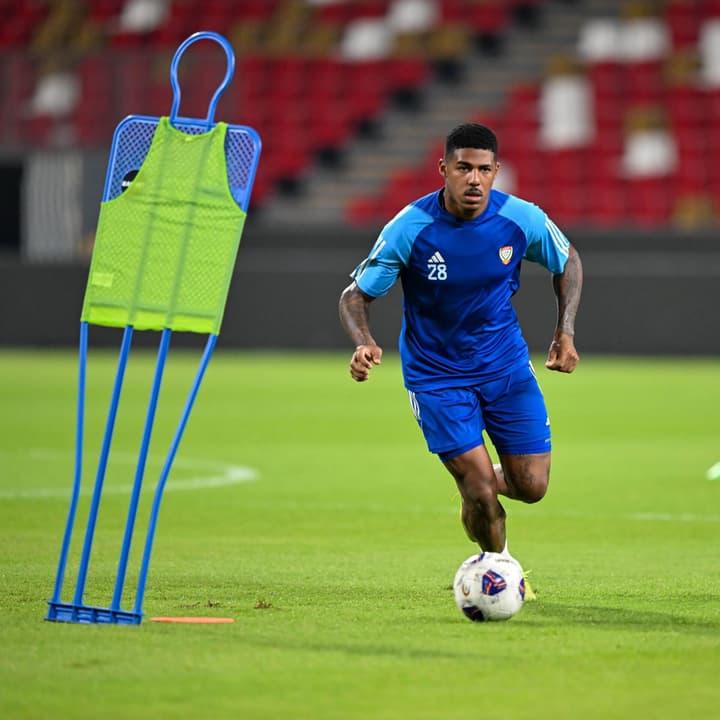 Álvaro Oliveira em treinamento pela seleção dos Emirados Árabes (Foto: Divulgação/UAEFA)