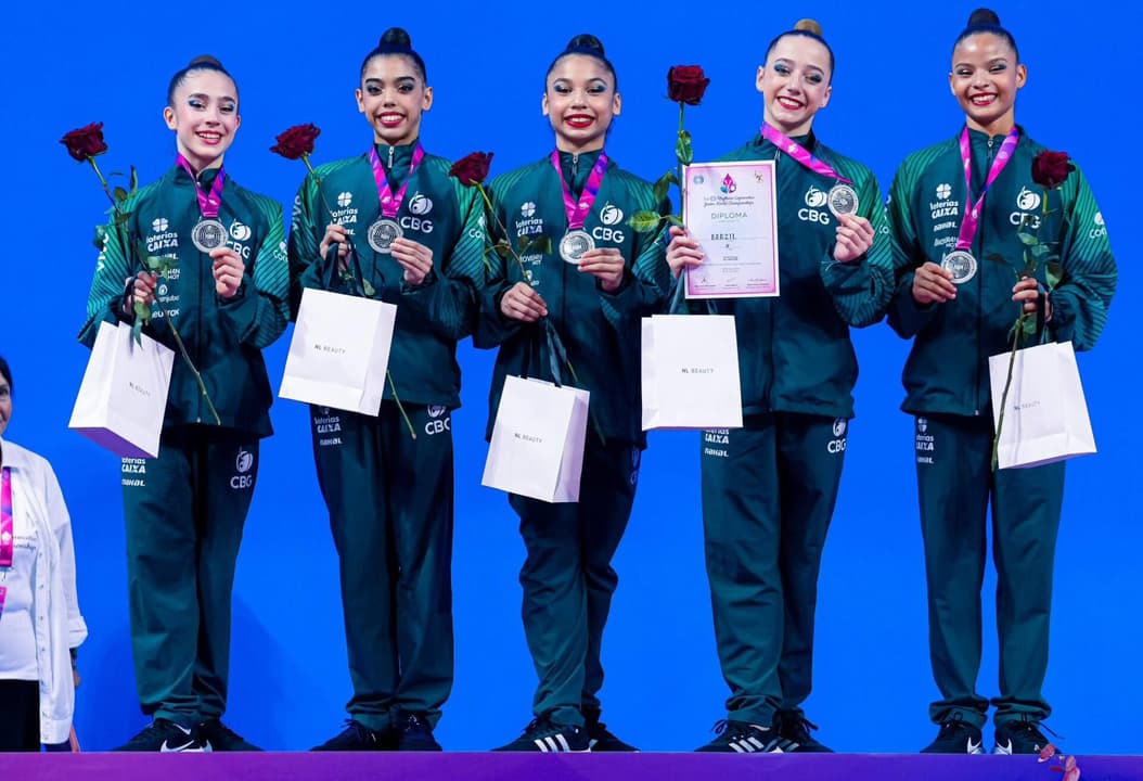 Brasileiras no pódio com a medalha do prata no Mundial Júnior de Ginástica Rítmica (foto: Simone Ferraro/CBG)