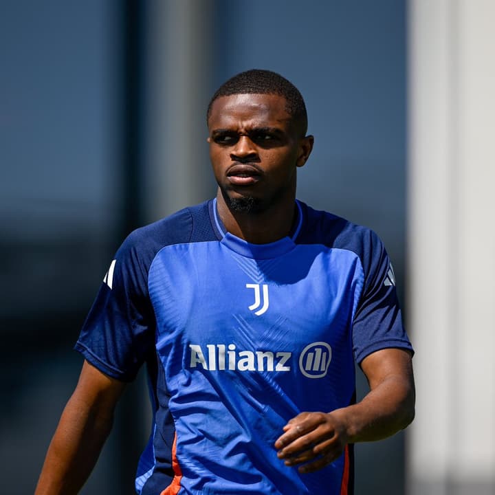 Kalulu, zagueiro da Juventus en treinamento