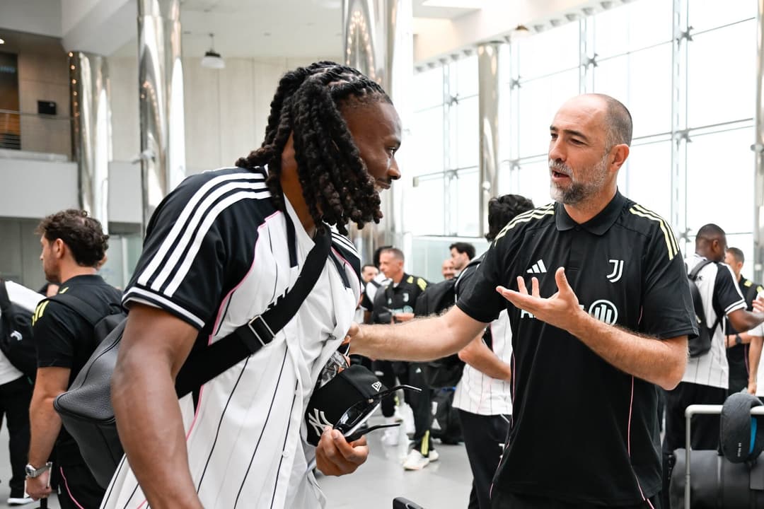 Igor Tudor, treinador da Juventus, conversa com Khepren Thuram