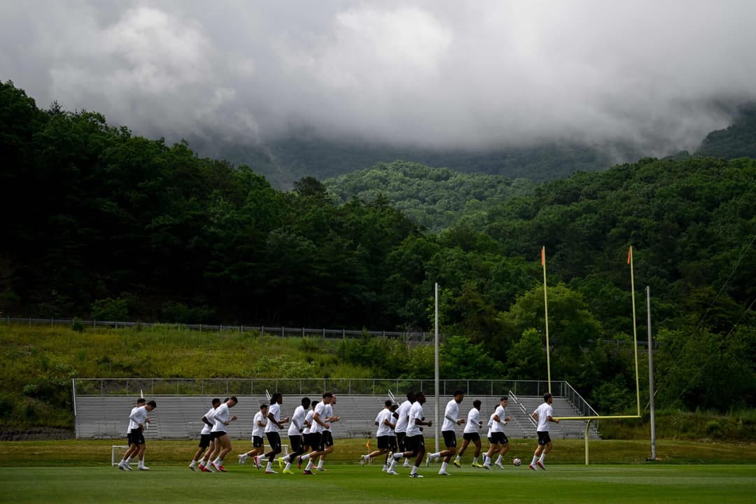 Jogadores da Juventus no treino antes de jogo contra o Al-Ain