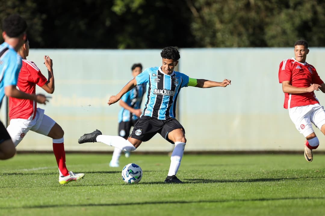 João Borne com a bola em clássico Gre-Nal pelo Campeonato Brasileiro Sub-17. (Foto: Guilherme Testa/Grêmio FBPA)