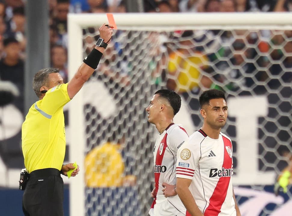 Kevin Castaño, do River Plate, foi expulso contra o Monterrey (Patrick T. Fallon/AFP)