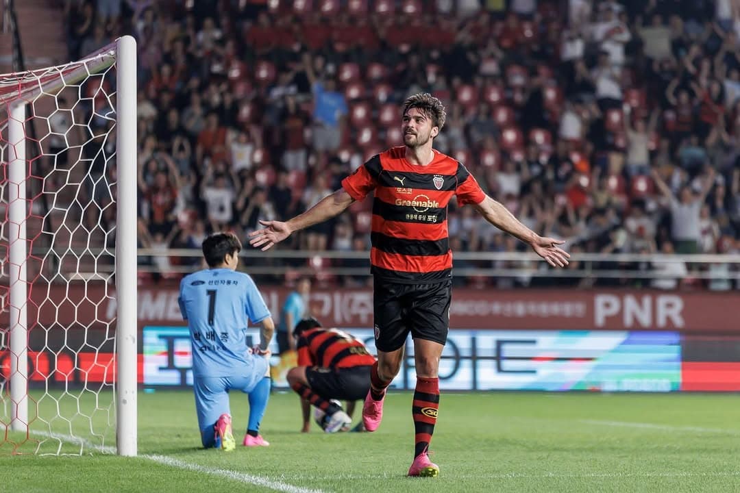 Zeca com a camisa do Pohang Steelers (Foto: reprodução)