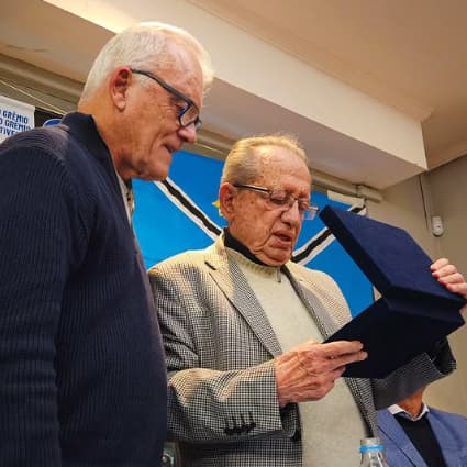 Sérgio Canozzi (à esquerda) entrega placa em homenagem a Saul Berdichevski. (Foto: Gabriel Dias/Movimento Pró-Grêmio)
